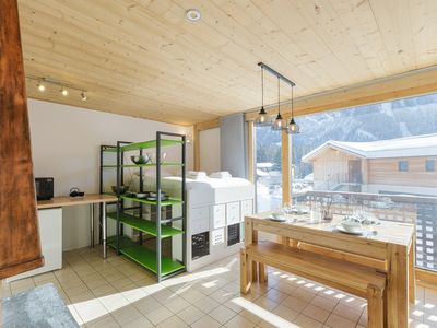 Wohnzimmer mit offener Küche