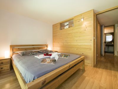 Schlafzimmer mit Doppelbett