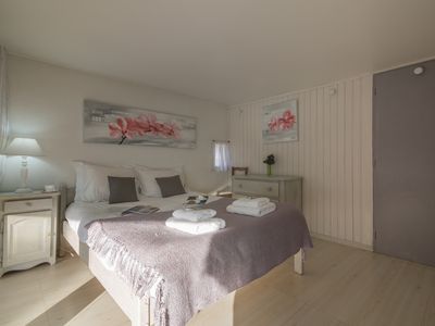 Hauptschlafzimmer mit großem Doppelbett