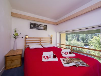 Schlafzimmer 1 mit Doppelbett und schöner Aussicht auf die Berge