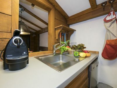 Halb offene Küche mit Ausblick auf den Wohnbereich