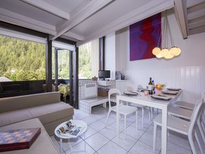 Wohnzimmer mit Zugang zum privaten Balkon