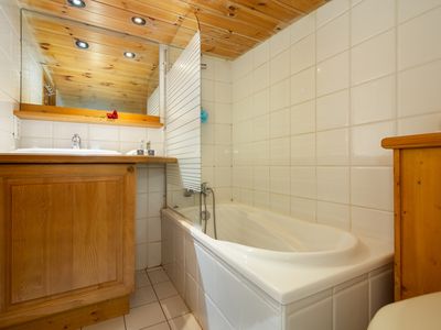 Badezimmer mit Badewanne und Kopfbrause