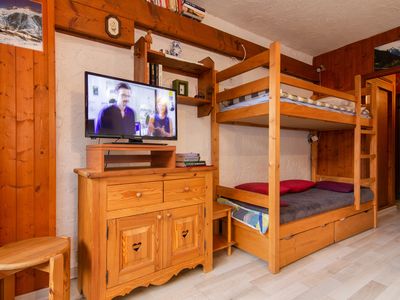 Wohnzimmer mit TV und Etagenbett