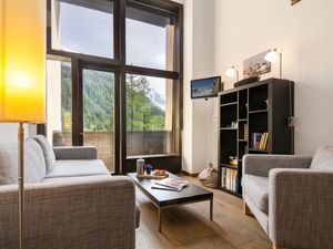 Helles Wohnzimmer mit HDTV und Panoramablick