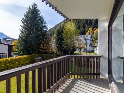 Einladender großer Balkon mit Blick auf die Berge und den Garten