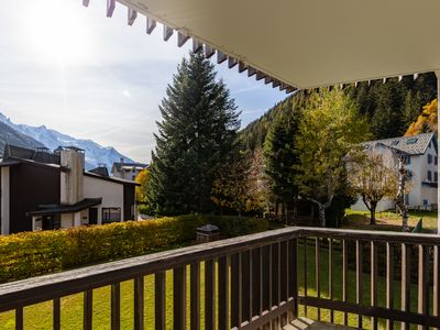 Einladender großer Balkon mit Blick auf die Berge und den Garten