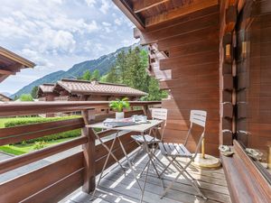Residenz mit sonnigem Balkon und Pool