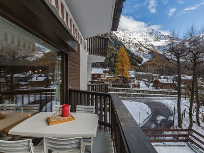 Essbereich im Freien auf dem Balkon