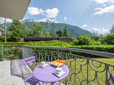 Sonniger Balkon mit Bergblick