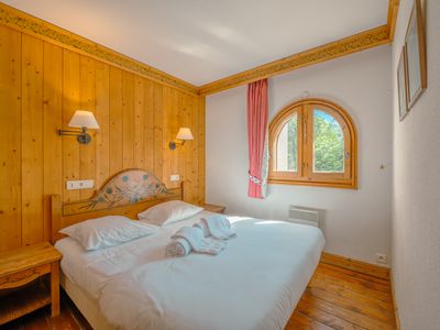 Gemütliches Schlafzimmer mit Doppelbett