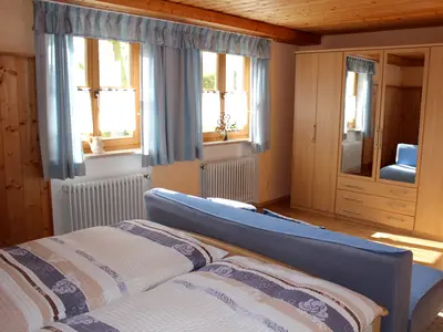 Schlafzimmer mit Kleiderschrank