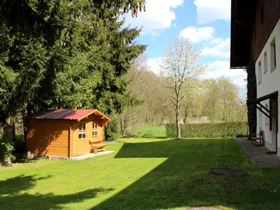 Großer Garten mit Gartenhaus