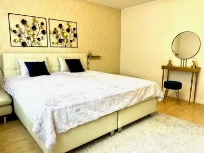 Schlafzimmer mit Doppelbett