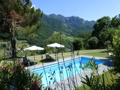 Pool mit Blick auf Mt.Generoso