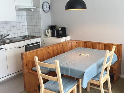 Wohnzimmer mit Essecke und Küche Casa Irmella 12 Arosa