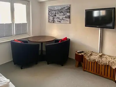 Wohnbereich im Studio (Fernseher, Sitzgelegenheit und mehr)