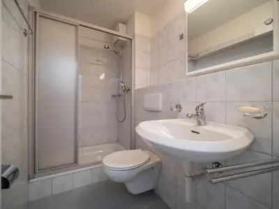 Badezimmer mit Dusche