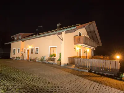 Hausansicht bei Nacht