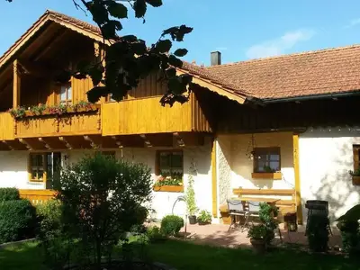 Außenansicht des Gebäudes. Balkon Ferienwohnung