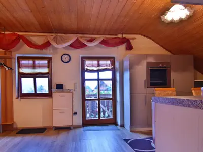 Wohnraum mit Zugang zum Balkon