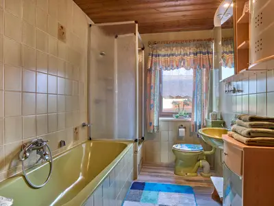 Bad mit Wanne und Du