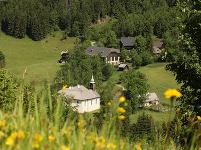 Grundnerhof_Hofansicht vom Gegenhang
