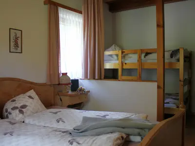 Schlafraum - Doppelbett und Stockbett
