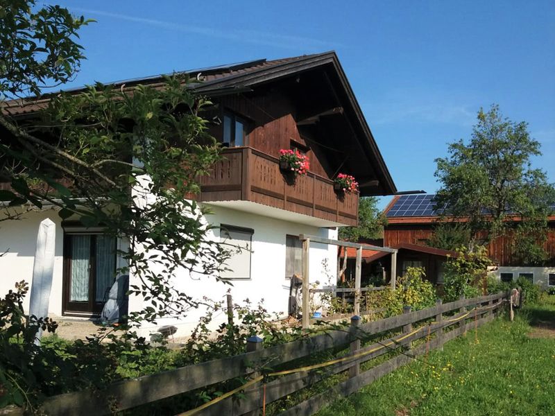 Hausbild mit Ferienwohnungsbalkon