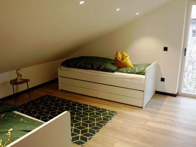 Schlafzimmer mit ausziehbaren Einzelbetten