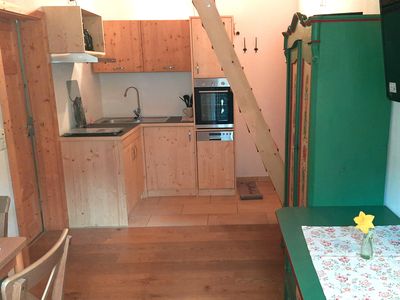 Wohnraum mit offener Küche und Doppelbett