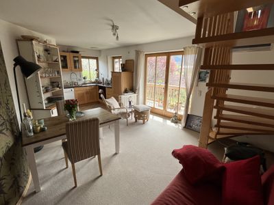 Wohnraum mit offener Küche und Balkon