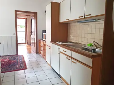 Wohnraum mit offener Küchenzeile