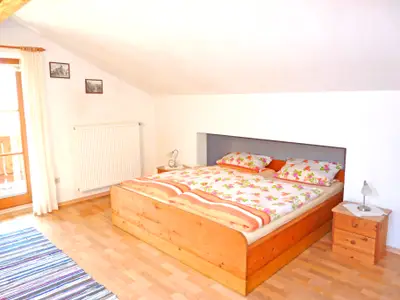 Wohn- und Schlafraum mit Doppelbett