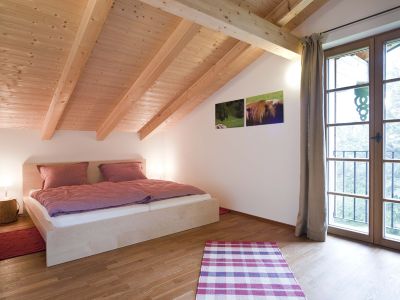 Schlafzimmer mit Doppelbett