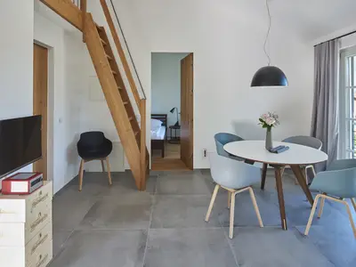 Wohnraum mit Treppe zur Galerie