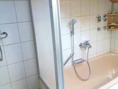 Badezimmer Badewanne/Dusche/WC