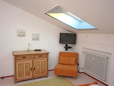 Schlafen, klappbarer Schlafsessel und TV