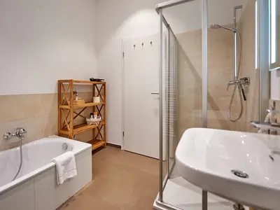 Badezimmer Badewanne/Dusche/WC