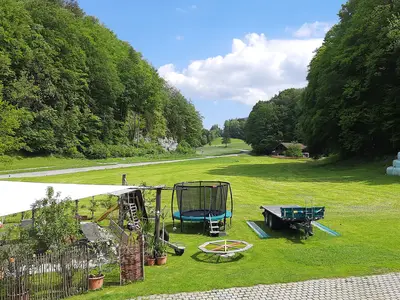 Auerhof Spielplatz mit Garten
