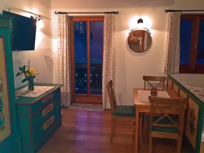 Wohnraum mit Doppelbett und offener Küche