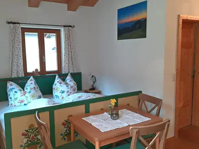 Wohnraum mit offener Küche und Doppelbett