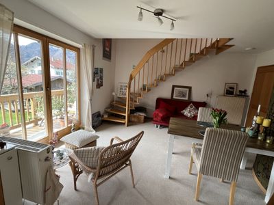 Wohnraum mit offener Küche und Balkon