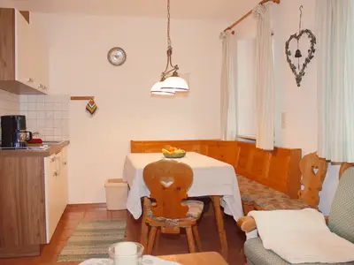 Wohnraum mit offener Küchenzeile