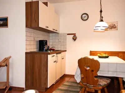 Wohnraum mit offener Küchenzeile