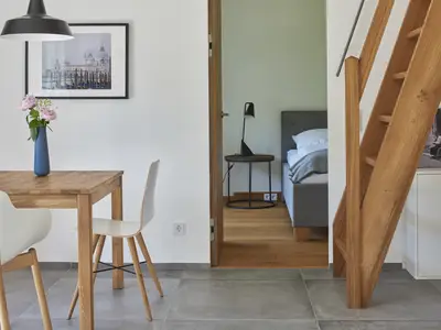 Wohnraum mit Treppe zur Galerie