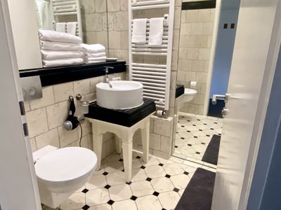 Badezimmer Dusch-/Badewanne und WC