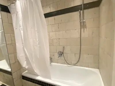 Badezimmer Dusch-/Badewanne und WC