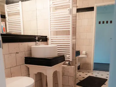 Badezimmer Badewanne-/Dusche und WC