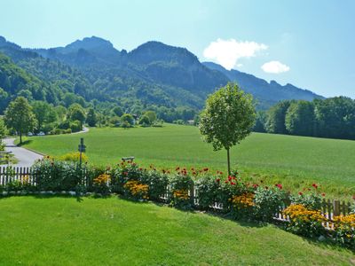 Aussicht ins Grüne und auf die Berge